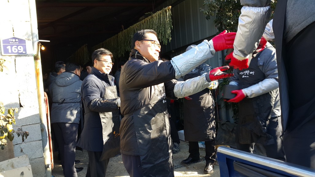 8. 경주시 블루원과 함께하는 연말맞이 사랑의 연탄 전달