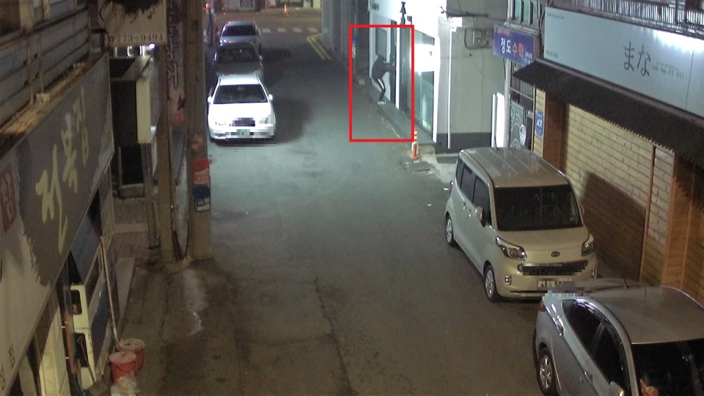 2. 경주시 CCTV통합관제센터, 특수절도 피의자 검거 도와(피의자가 범행현장에 침입을 시도하는 모습) (1)
