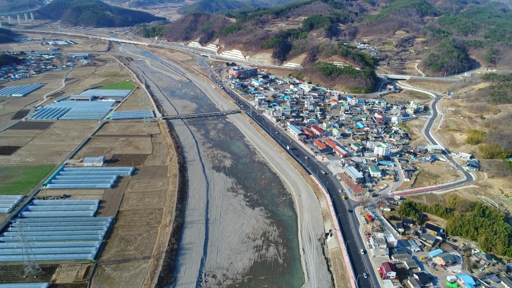 2. 경주시 하천 퇴적토 준설로 일석삼조 성과(양북 대종천) (2)