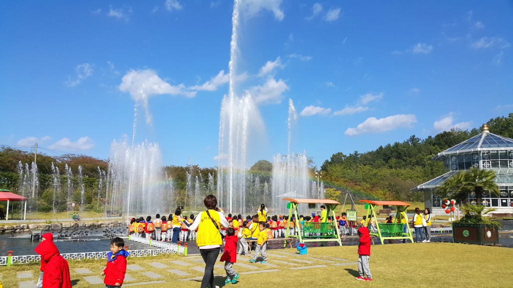 3-1. 눈부신 봄의 선율에 춤추는 동궁원 음악분수 본격 가동(음악분수)