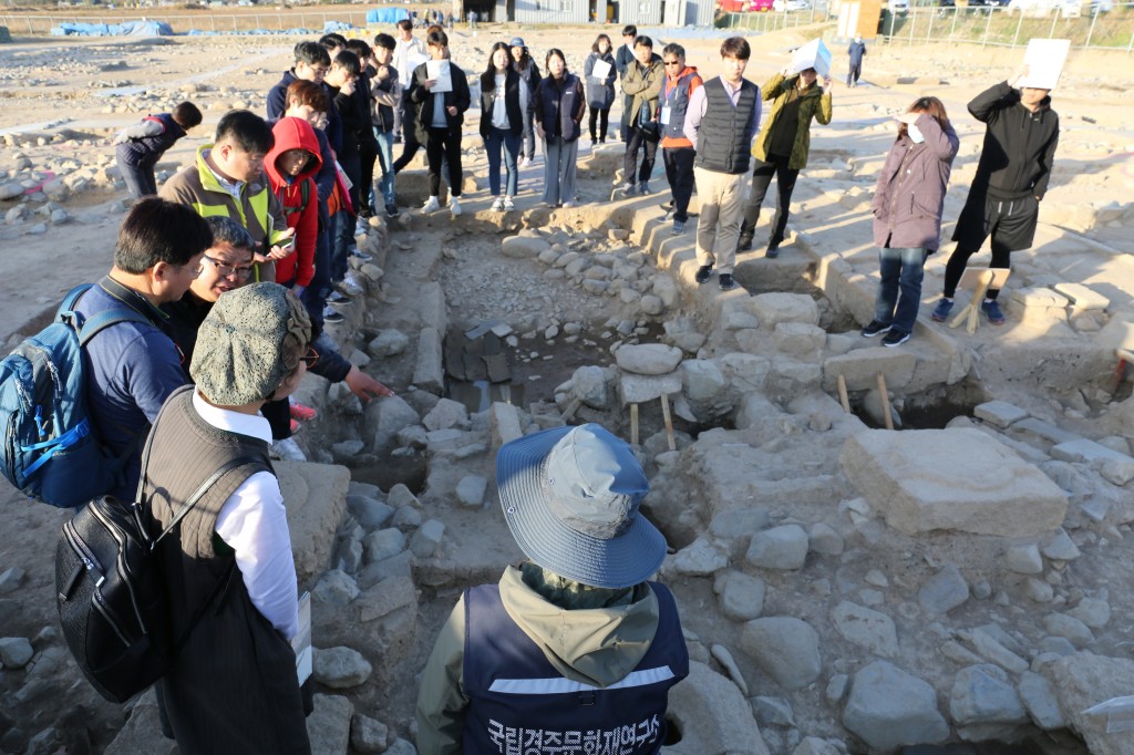 국립경주문화재연구소 보도자료(경주 동궁과 월지 동쪽 인접 지역 발굴조사 착수('가’지구 현장설명회 모습))