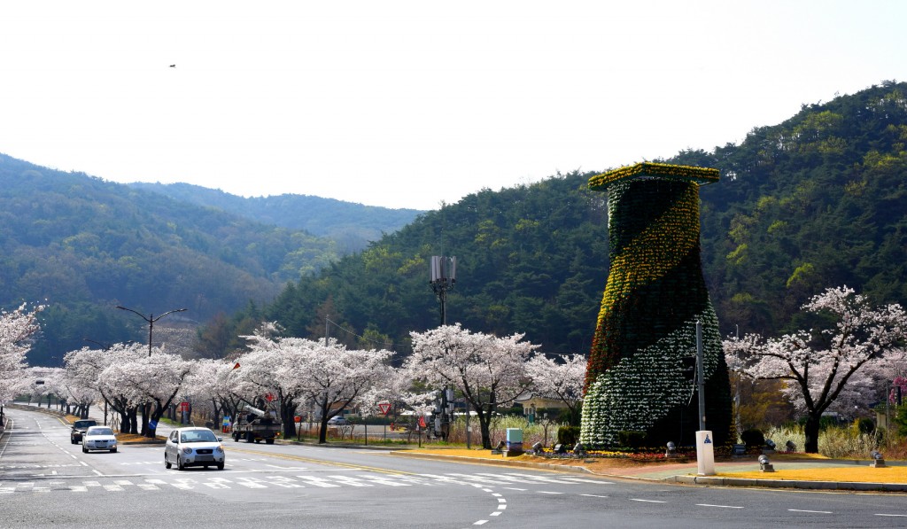 2. 경주 보문단지 첨성대 꽃탑, 봄꽃 식재로 황홀한 자태 드러내 (2)