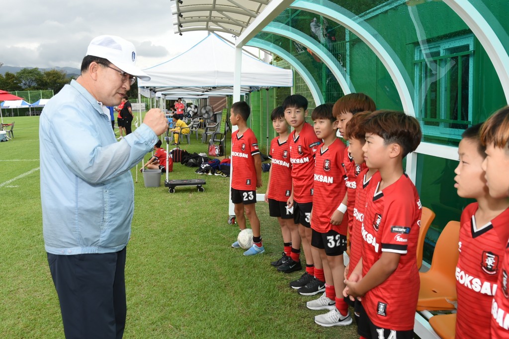 1. 주낙영 경주시장이 11일 축구공원을 찾아 시합을 앞둔 유소년선수들을 격려하고 있다 (1)