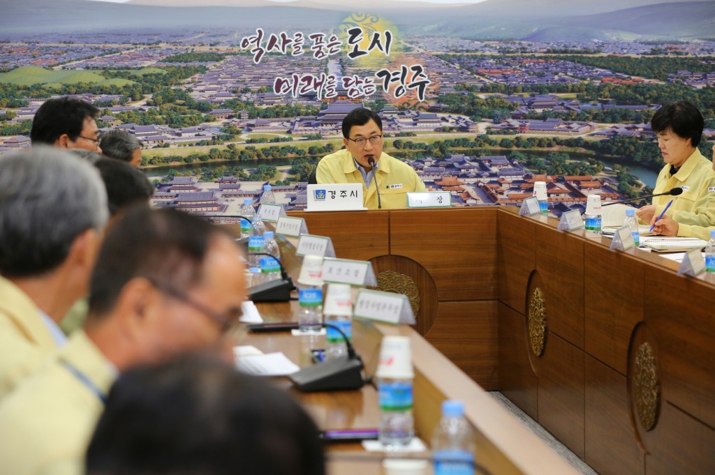 주낙영 경주시장이 23일 영상회의실에서 태풍 대처상황 점검회의를 갖고 현장과 매뉴얼 중심으로 비상대비태세 유지를 강조했다 (2)