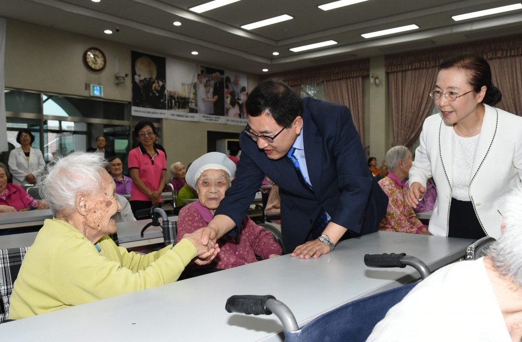 1. 주낙영 경주시장이 14일 추석을 앞두고 불국동 소재 노인복지시설 나자레원을 찾아 어르신 한명 한명을 손을 잡고 위로와 격려를 전하고 있다 (2)