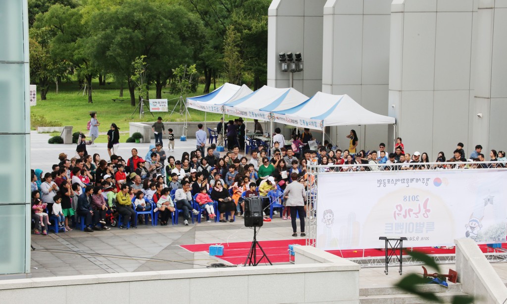 경주엑스포공원 한가위 특별이벤트에 몰려 있는 나들이객.