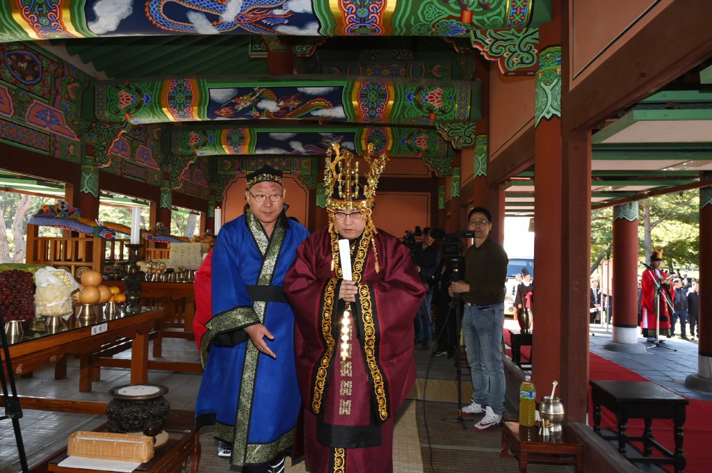 2. 숭덕전 추계 향사 봉행(주낙영 경주시장이 박혁거세 시조왕 초헌관을 맡아 봉행하고 있다)