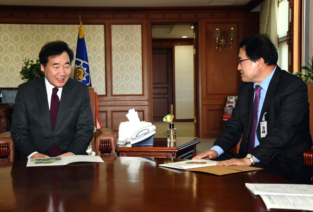 1. 주낙영 경주시장이 정부서울청사에서 이낙연 국무총리와 면담을 갖고 지역 현안사업에 대한 정부의 관심과 지원을 요청하고 있다.