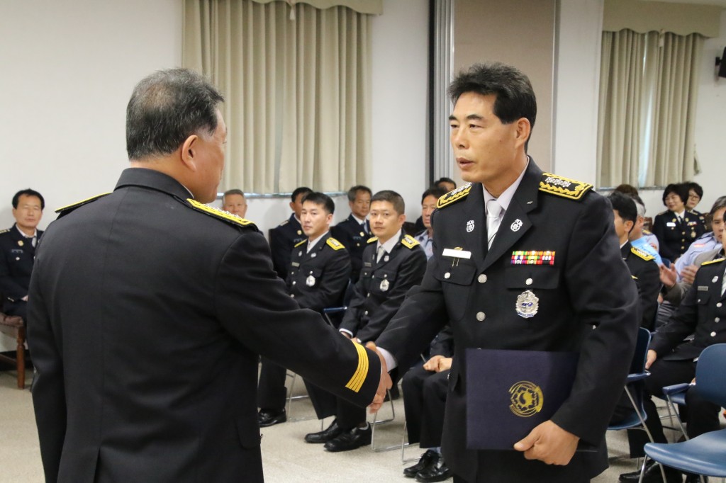 20181109 경주소방서 제56주년 소방의날 기념식 가져 (8)  대통령표창 소방행정과장 이규득