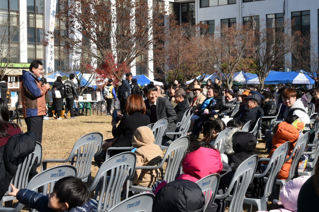 6. 주낙영 경주시장이 23일 동국대학교 경주캠퍼스 통일광장에서 열린 캠퍼스 문화장터에 참가해 시민과의 대화의 시간을 갖고 있다.