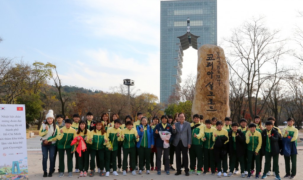 호찌민시 여자 축구대표팀 경주타워 앞에서 단체사진
