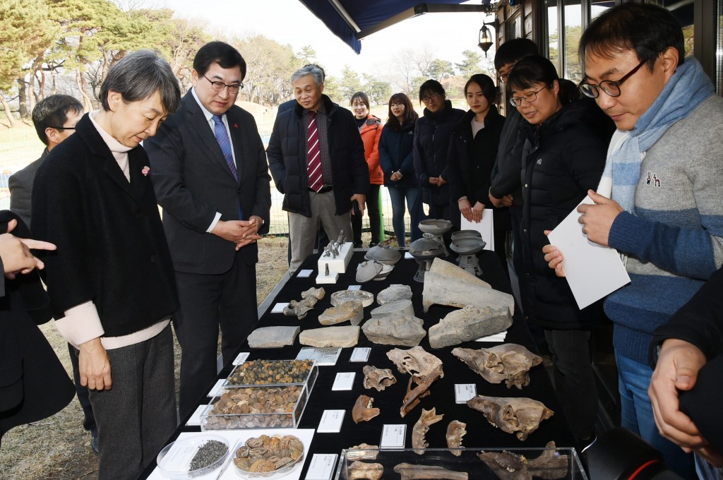 1. 정재숙 문화재청장이 21일 신라왕경사업 학술대회 참석 후 주낙영 경주시장과 함께 월성 발굴현장을 시찰하고 있다 (3)