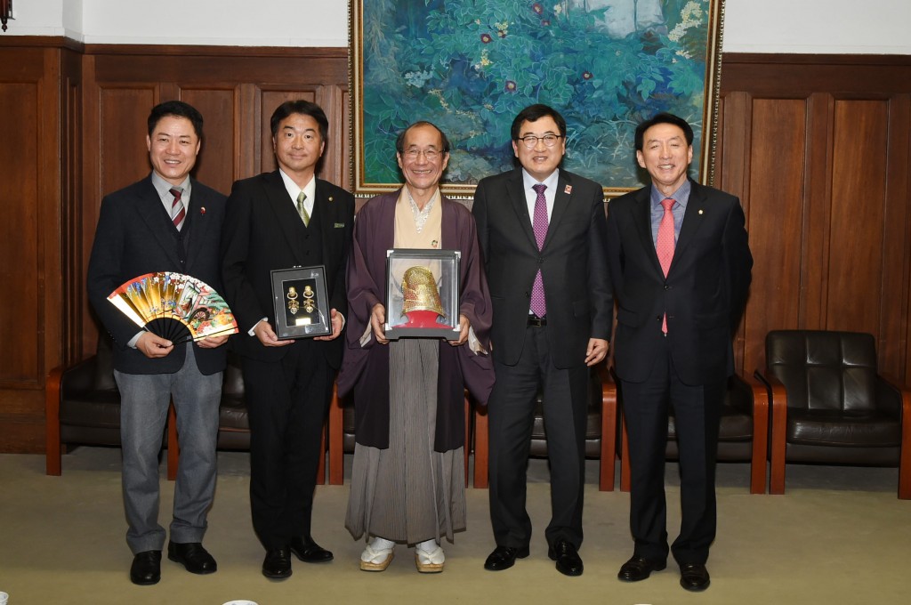 1. 주낙영 경주시장이 17일 카도가와 교토시장과 경주-교토 뱃길연결사업 추진과 교류활성화에 합의하고 기념사진을 찍고 있다 (1)