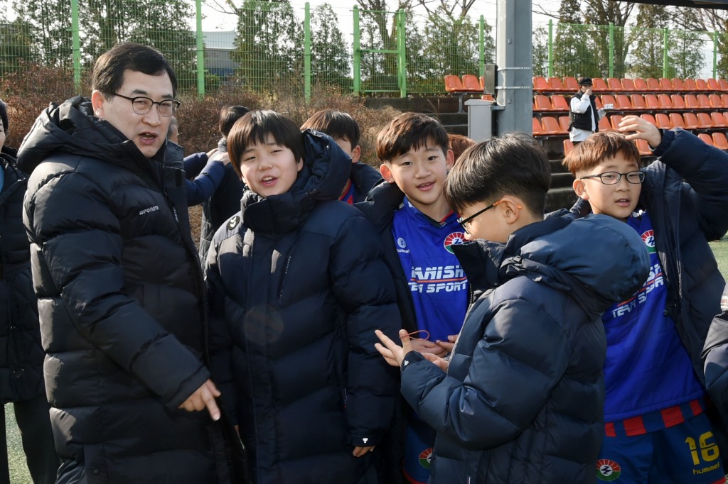 1. 주낙영 경주시장이 13일 경주컵 동계클럽 유소년 축구대회가 열리는 축구공원을 찾아 선수들을 격려하고 있다 (3)