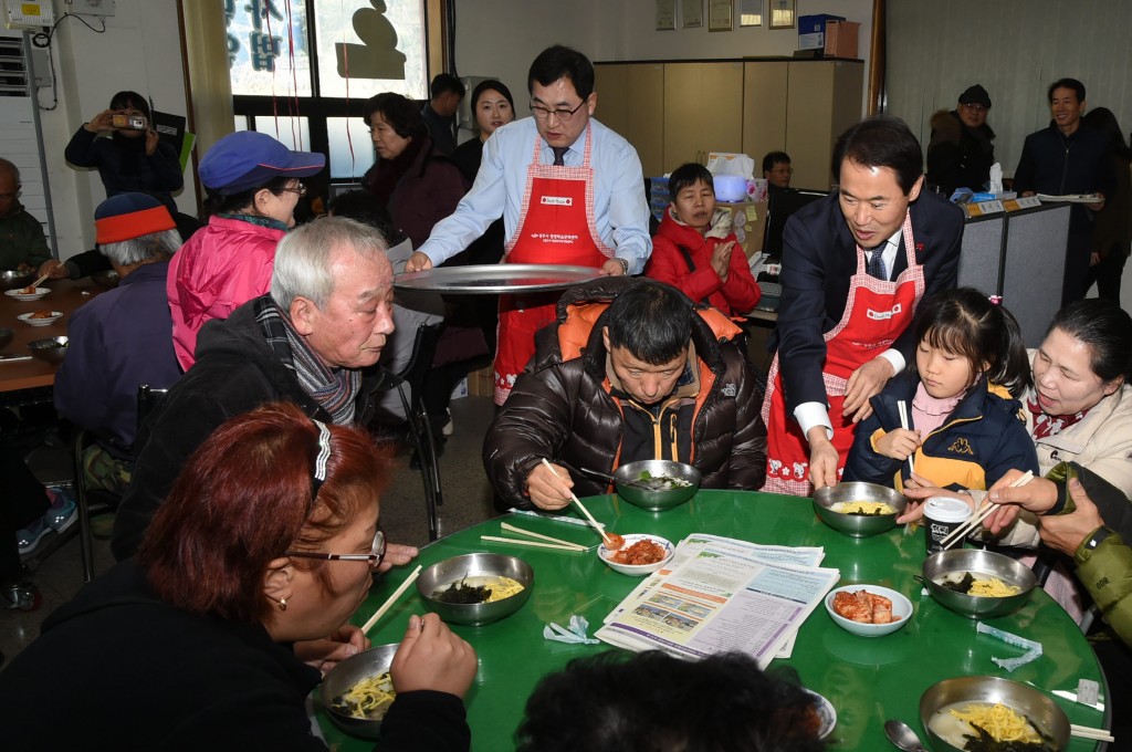 2 경주시 떡국나눔 자원봉사로 따뜻한 기해년 새해 시작 (2)