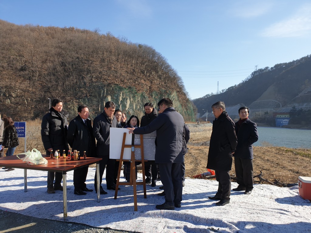 문화행정위원회 위원들이 형산강 역사문화 관광공원 현장을 점검하고 있다1