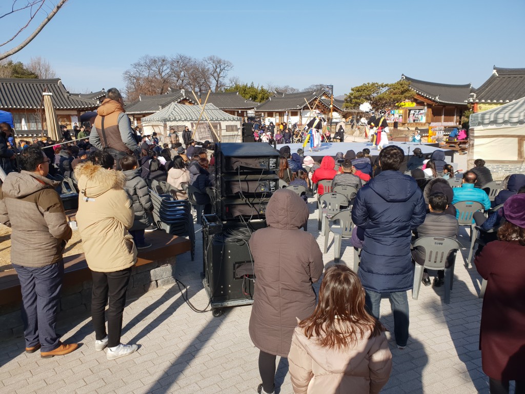 설을 맞아 경주 교촌마을에서 '경주 국악여행 특별공연'이 펼쳐지고 있다.(4)