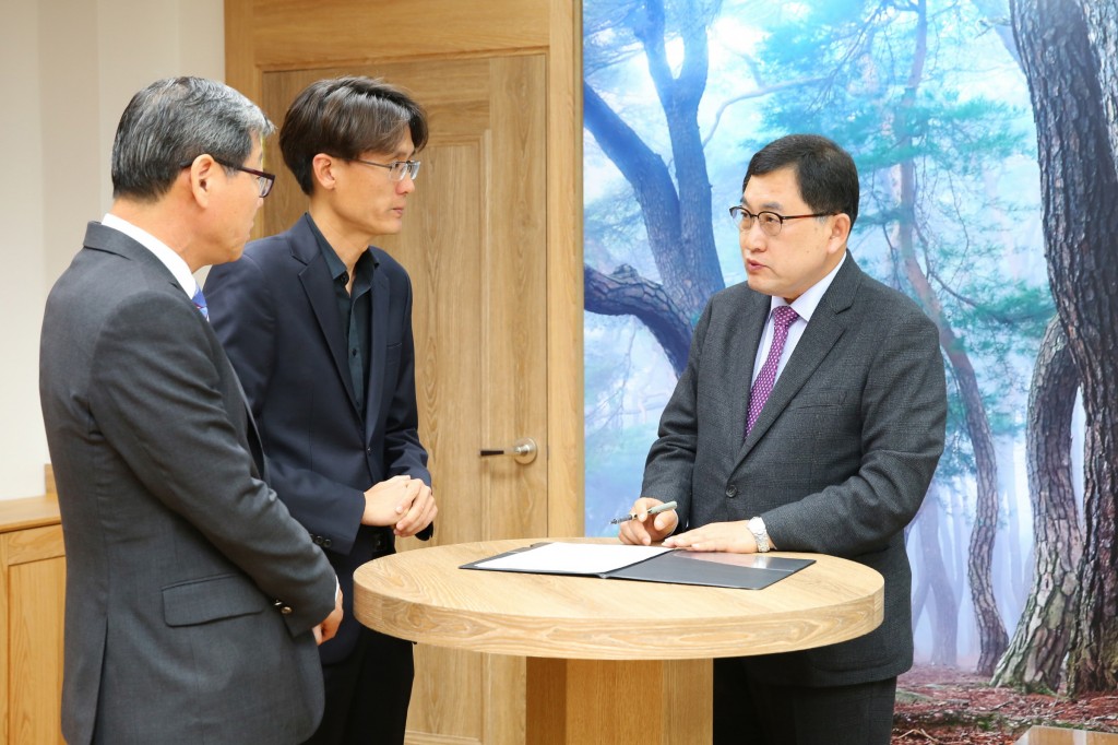 1. 주낙영 경주시장이(사진 오른쪽) 결재 방식 개선으로 서서 결재하고 있다.