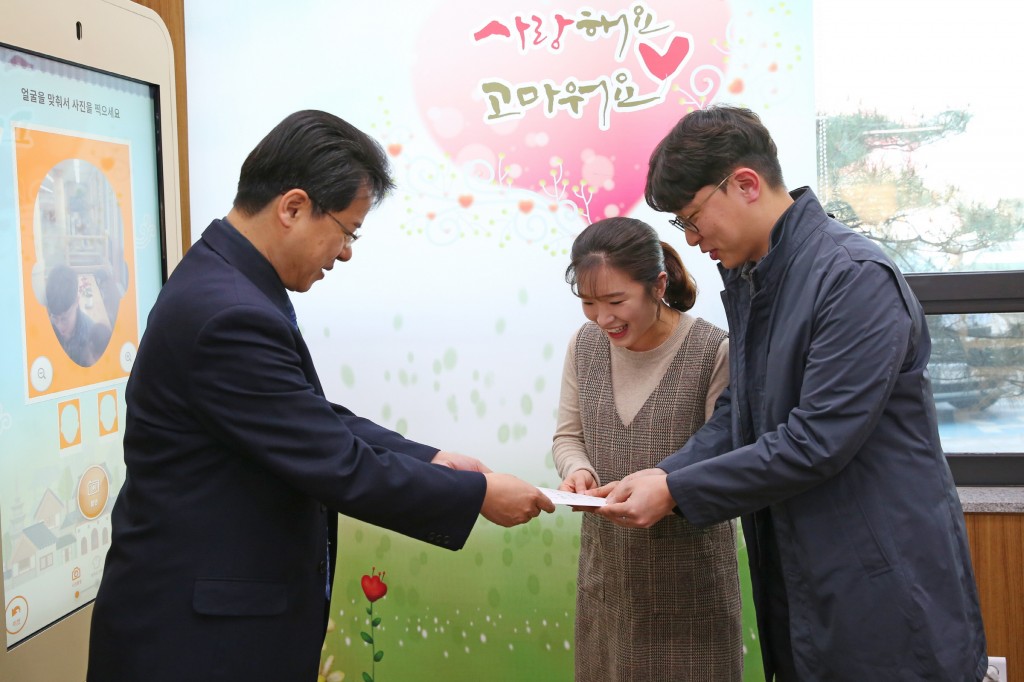 6. 이영석 경주부시장이 혼인신고한 신혼부부에게 축하카드를 전하고 있다.