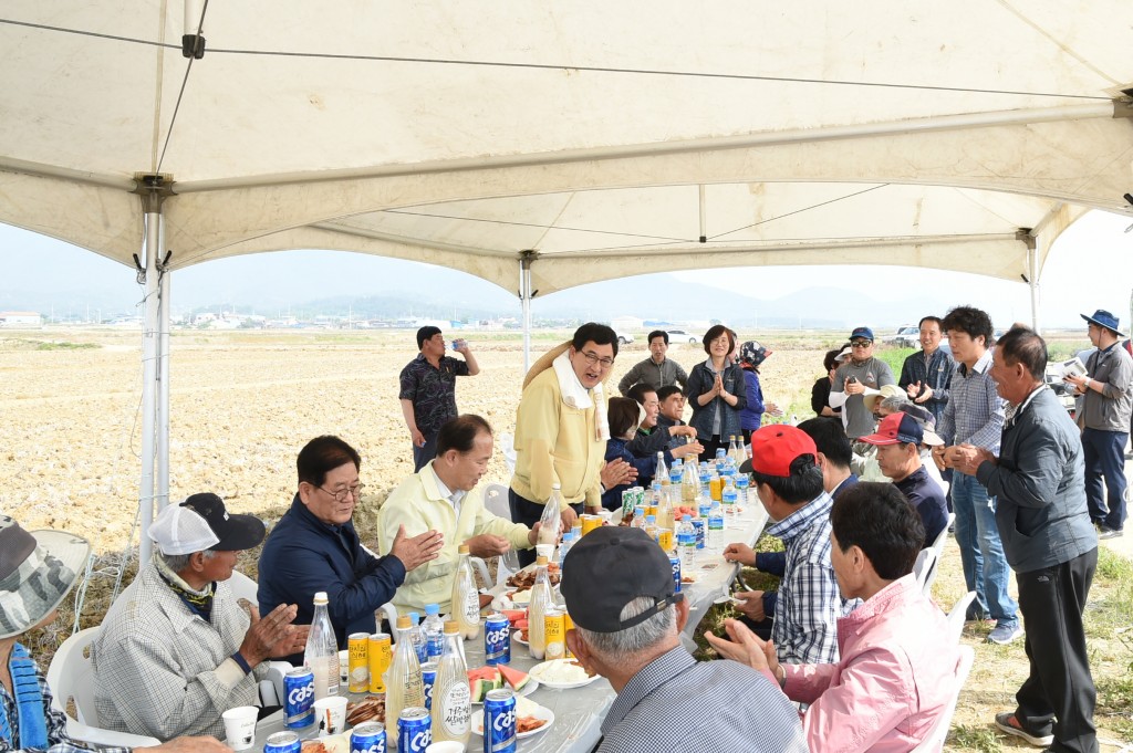 1-3. 14일 안강읍 소평들의 모내기 현장을 찾은 주낙영 경주시장이 모내기를 돕고 참석한 마을 주민들의 얘기를 들으며 소통하는 시간을 가졌다.