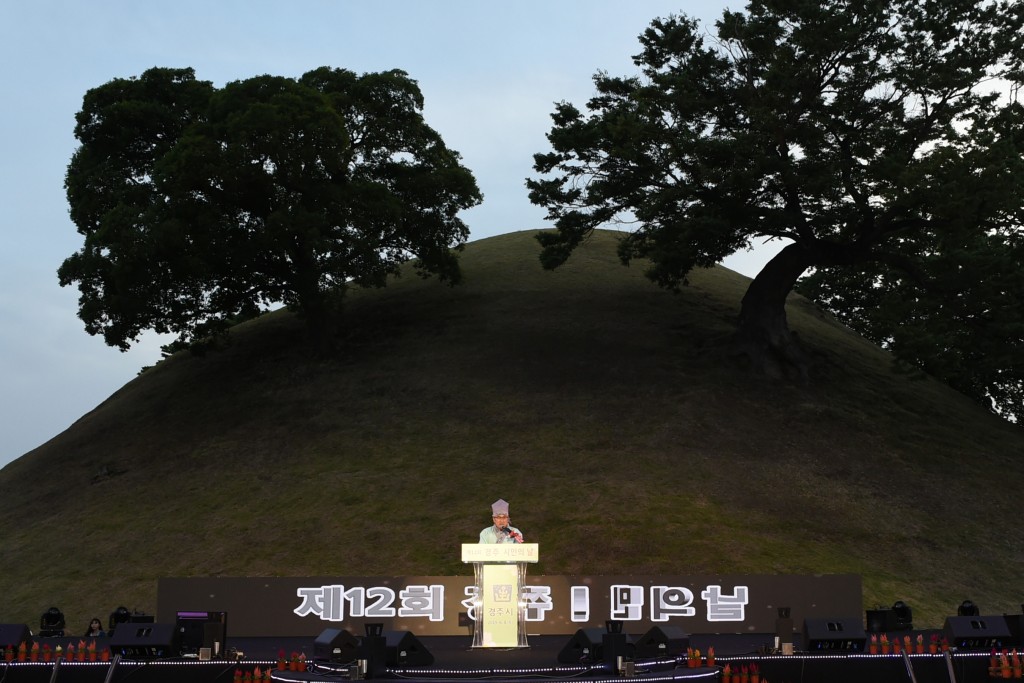 1. 꽃으로 피어난 경주시민, 제12회 경주시민의 날 대성황(1)(주낙영 경주시장이 기념사를 하고 있다)