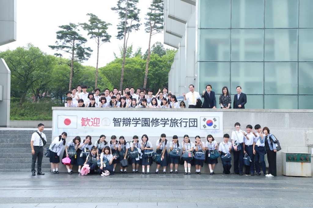 1-경주엑스포공원에 수학여행 온 일본 치벤학원 학생들이 경주타워 경주타워 앞에서 기념촬영을 하고 있다