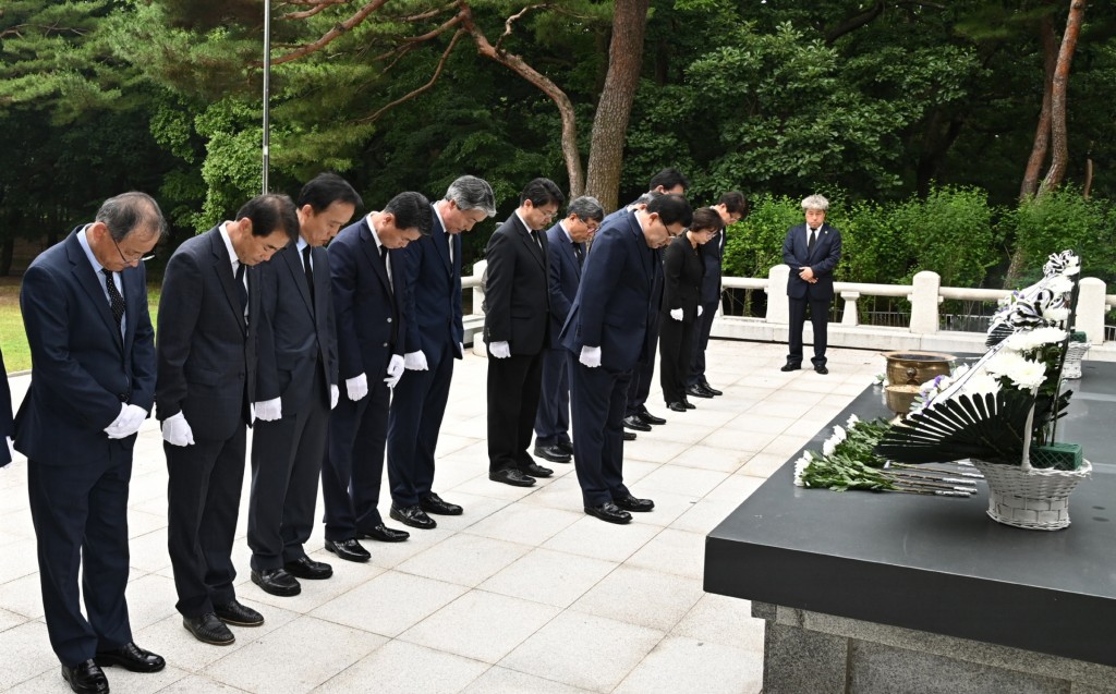 1. 주낙영 경주시장, 민선7기 취임 1주년 맞아 초심 다지며 소통행보(주낙영 경주시장과 시청 간부공무원들이 충혼탑을 찾아 참배하고 있다)