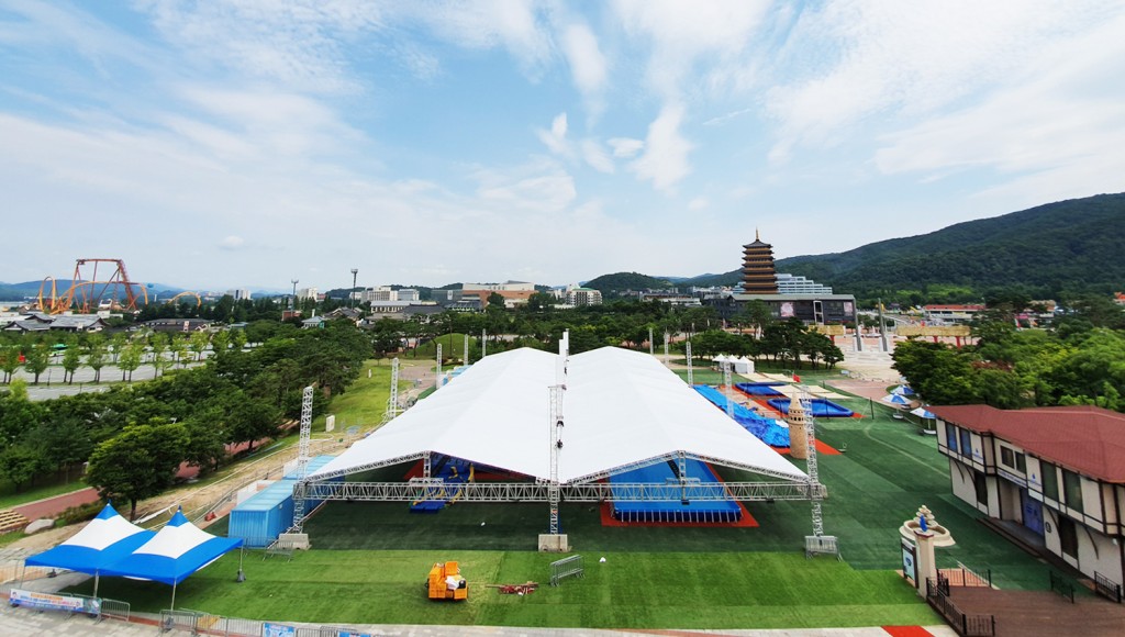 오는 27일부터 8월 25일까지 열리는 경주엑스포 여름 Pool축제장. 막바지 준비가 한창이다.