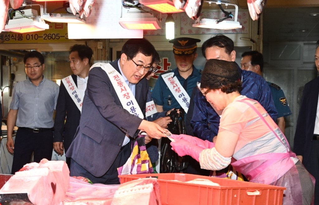 1. 경주시, 대대적인 추석맞이 전통시장 장보기 나서(주낙영 경주시장이 6일 중앙시장에서 장보기를 하고 있다) (2)