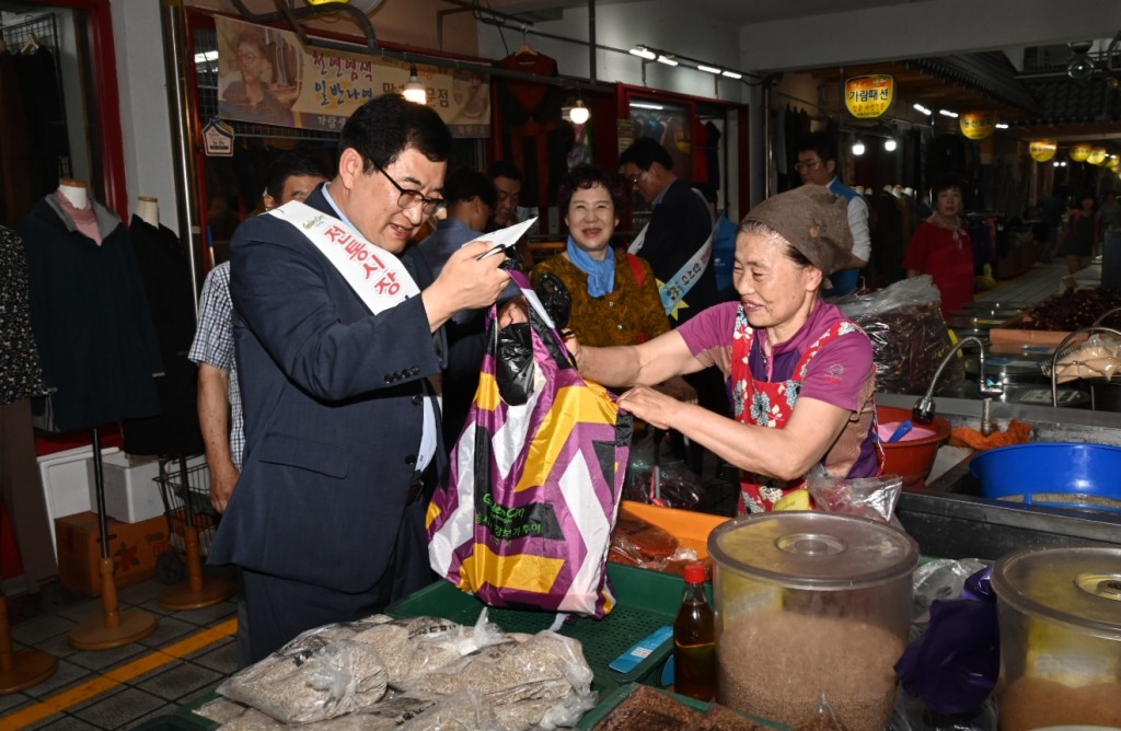 1. 경주시, 대대적인 추석맞이 전통시장 장보기 나서(주낙영 경주시장이 6일 중앙시장에서 장보기를 하고 있다) (3)