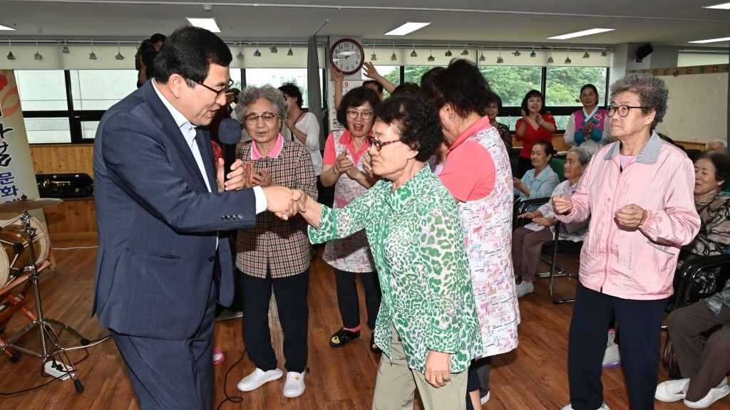 2. 주낙영 경주시장이 4일 추석을 앞두고 노인복지시설을 찾아 어르신 한명 한명을 손을 잡고 위로와 격려를 전하고 있다 (1)