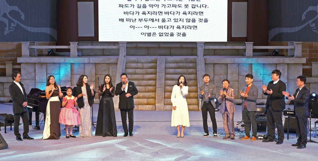 19일 경주엑스포 백결공연장에서 동리,목월,정귀문 선생 그리고 시와 노래 공연을 꾸민 참가자들이 단체로 노래를 부르고 있다