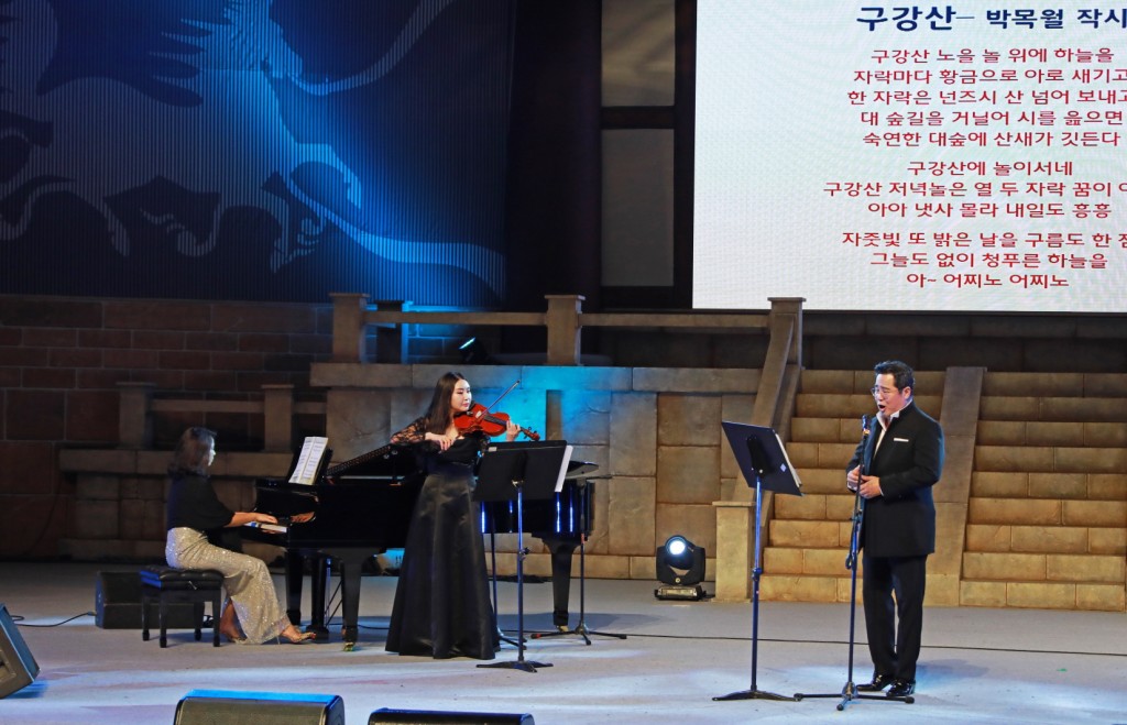 19일 경주엑스포 백결공연장에서 열린 동리,목월,정귀문 선생 그리고 시와 노래 공연에서 태너 정의근이 공연을 선보이고 있다
