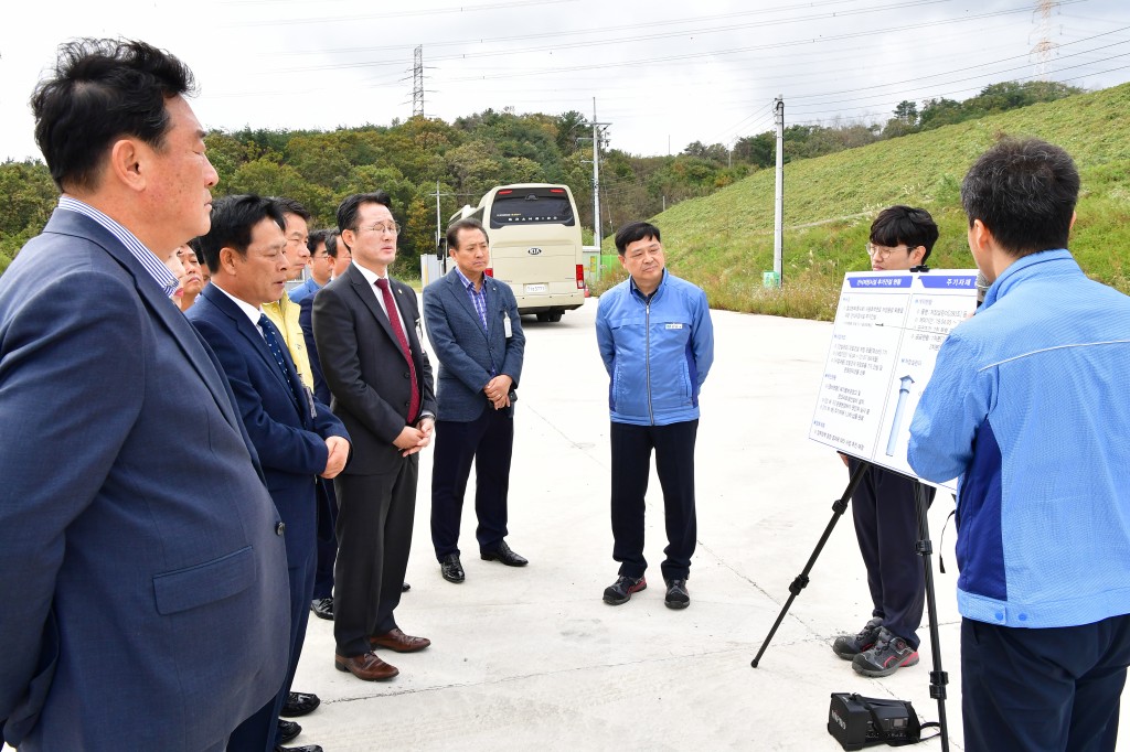 경주시의회 의원들이 월성원전을 방문하여 맥스터 건설자재반입관련 설명을 듣고 있다.