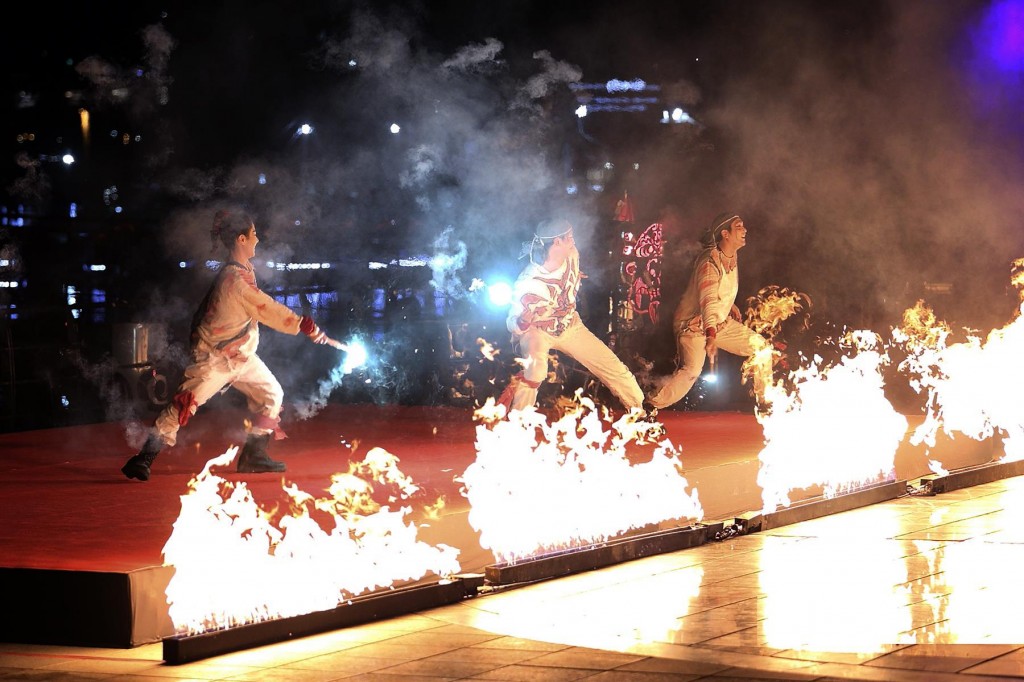 예술불꽃 '화랑'팀이 선보이는 불꽃극 '불도깨비'의 공연 모습