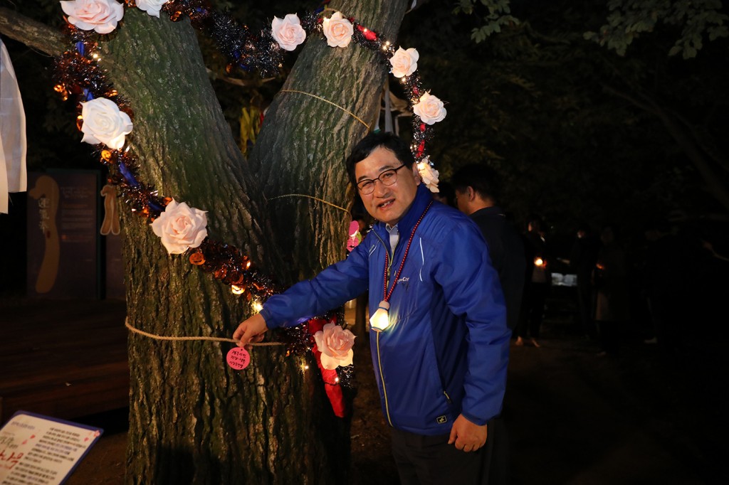 주낙영 경주시장이 '신라를 담은 별'코스에서 연리목 '사랑나무'에 소원지를 걸고 기념촬영을 하고 있다.