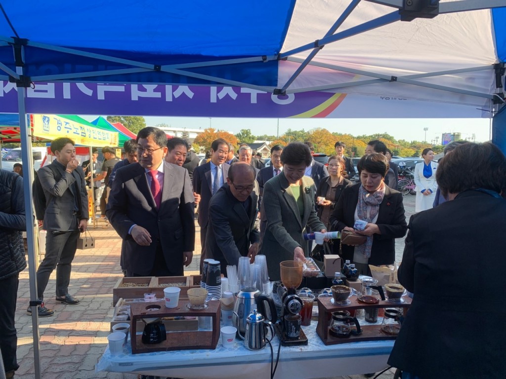 1. 2019 경주시 일자리한마당 행사서 ‘사회적기업 제품 홍보 및 판매’ (1)