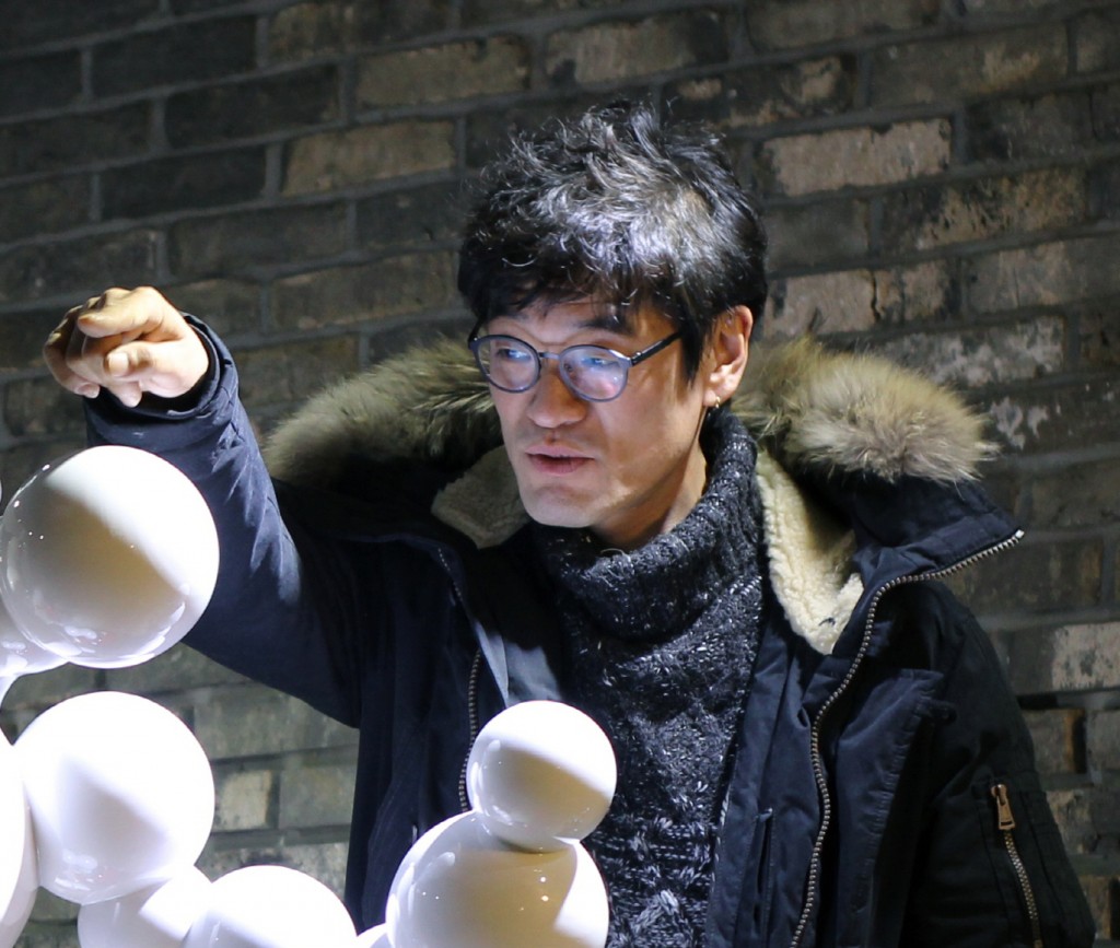 전시작가)'문화로 여는 미래의 길'展 전시에 참여한, 철을 이용해 부드러움을 표현하는 오동훈작가