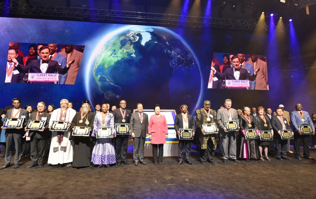 13명의 세계성직자협의회(WCLC) 창립 발기위원 메달 수여