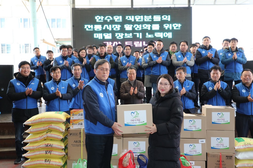 사진2. 한수원 장보기 행사 구입물품 전달_경주 중앙시장_정재훈 한수원 사장