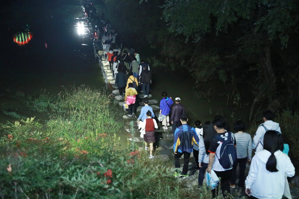 지난달 참가자들이 보문호반힐링걷기를 하고 있다-1 (1)