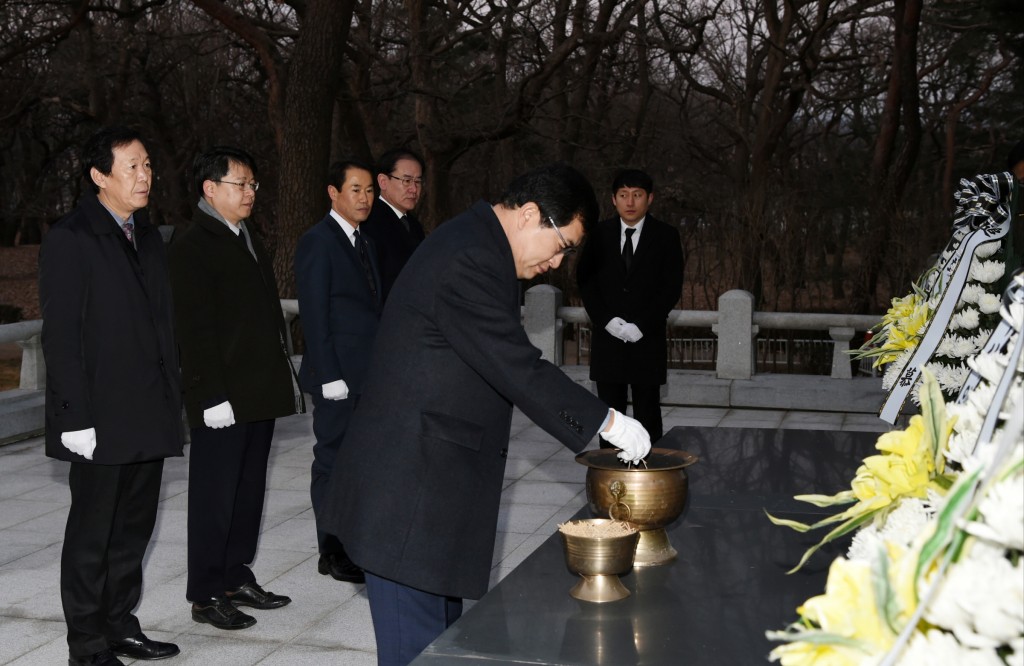 2.주낙영 경주시장, 신년 충혼탑 참배로 새해 첫 일과 시작 (1)