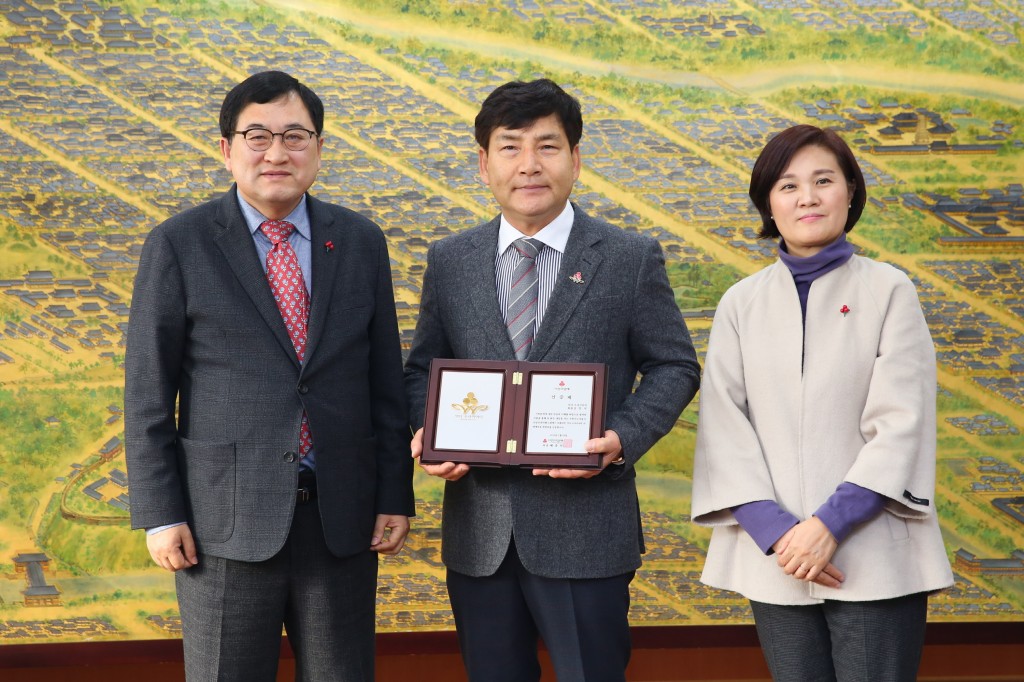 8. 경주시 아너소사이어티 20호 회원 탄생(좌측부터 주낙영 경주시장, 김만석 (주)바이크원 대표, 신혜영 경북공동모금회 사무처장) (1)