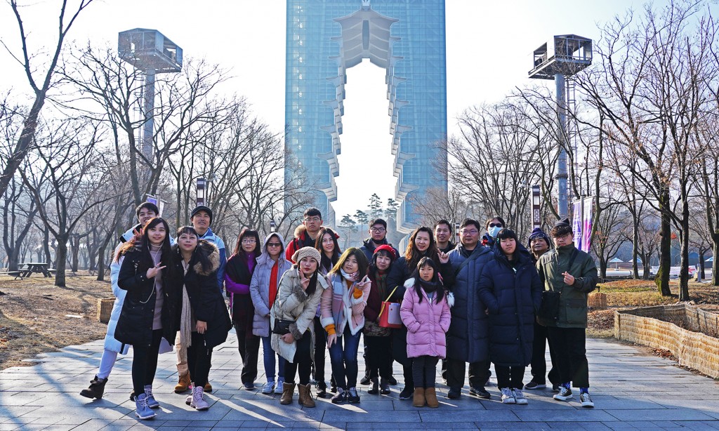 경주엑스포공원에는 설연휴 기간에도 대만 단체관광객이 줄을 이었다. 사진은 24일 연휴 첫날 첫 단체관람객으로 입장한 대만관광객들이 경주타워 앞에서 인증사진을 찍고 있다.