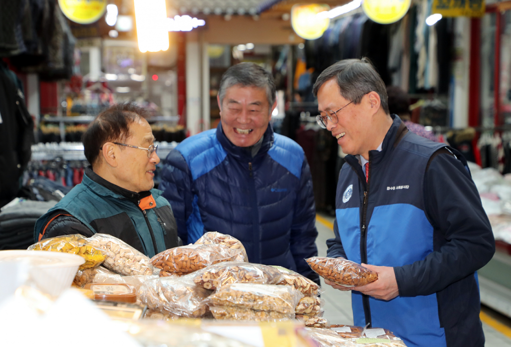 사진1. 설맞이 장보기행사_중앙시장 정재훈 사장