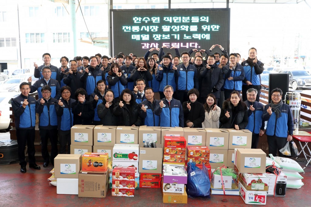 사진2. 설맞이 장보기행사_중앙시장 단체사진