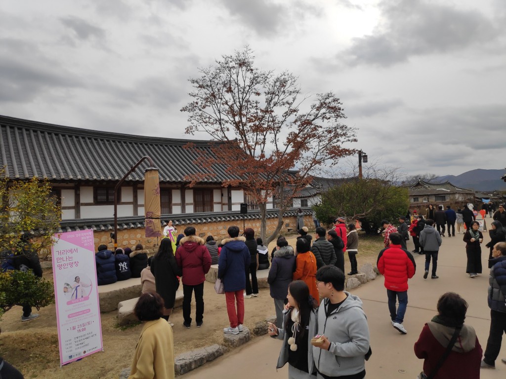 설 연휴 관광객으로 활기가 넘치는 교촌한옥마을(3)