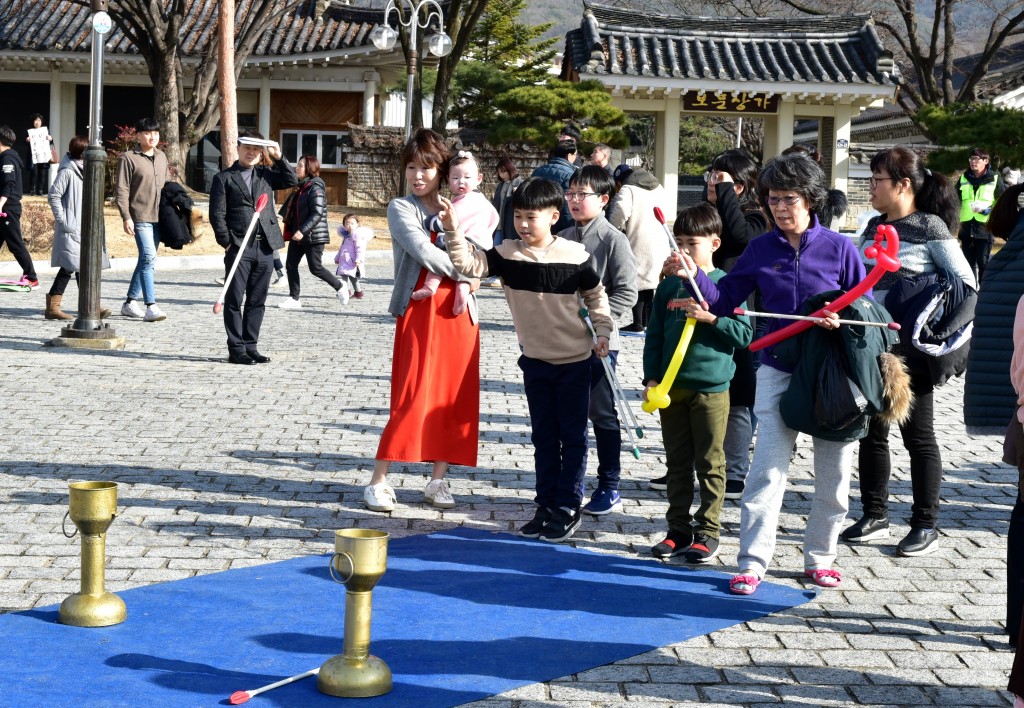 지난해 설날 관광객들이 민속놀이  투호를 체험하고 있다