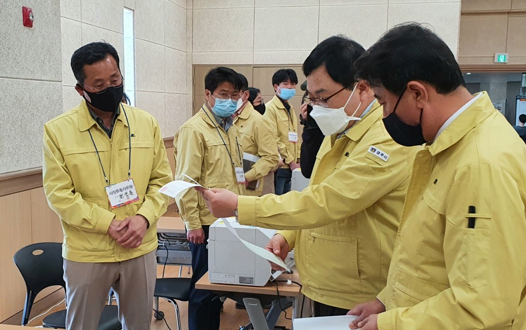 주낙영 경주시장이 총선 사전투표 준비상황 현장을 점검하고 있다 (1)