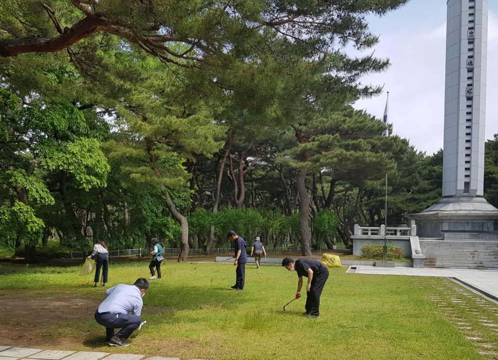 1. 경주시 징수과, 황성공원 충혼탑 주변 환경정비 (2)